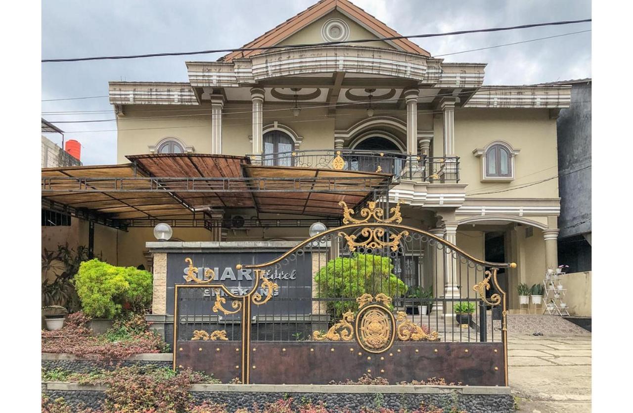 Sinar Hotel Enrekang Exteriér fotografie