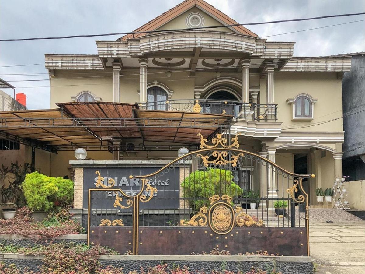 Sinar Hotel Enrekang Exteriér fotografie